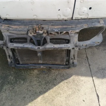 Frontal Volkswagen Golf IV
                            1.4 G