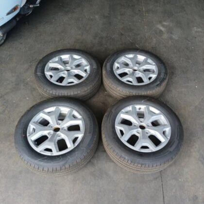 Llantas con neumáticos
                            Renault K