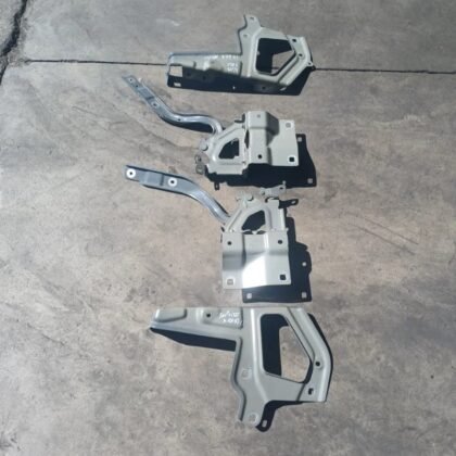 Bisagras y Soportes Capó
                            Nissan