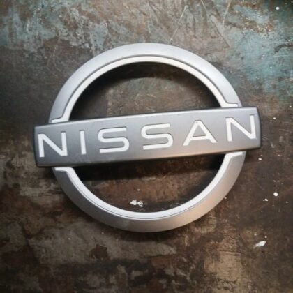 Emblema Nissan Interestar 2025 Parrilla