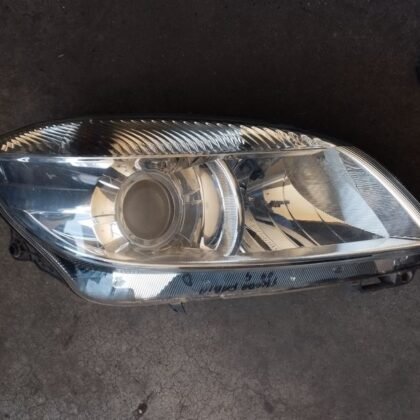 Faro delantero derecho
                            Skoda Fab