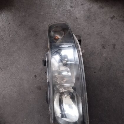 Faro delantero izquierdo
                            Seat To